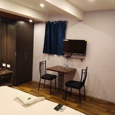 Hotel Ucs コルカタ エクステリア 写真