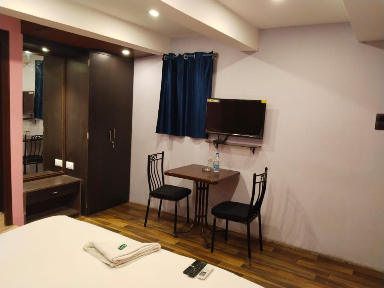 Hotel Ucs コルカタ エクステリア 写真