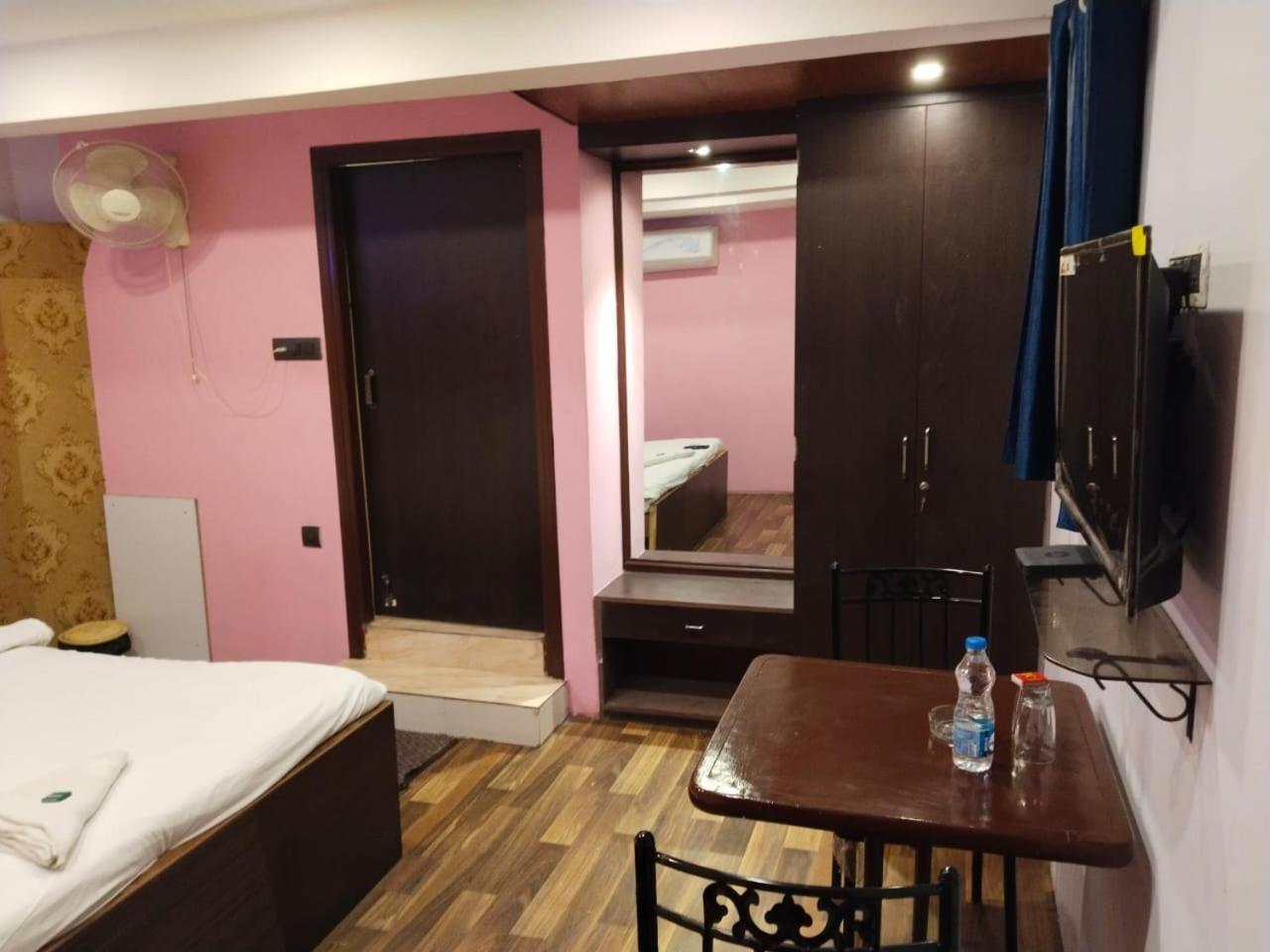 Hotel Ucs コルカタ エクステリア 写真