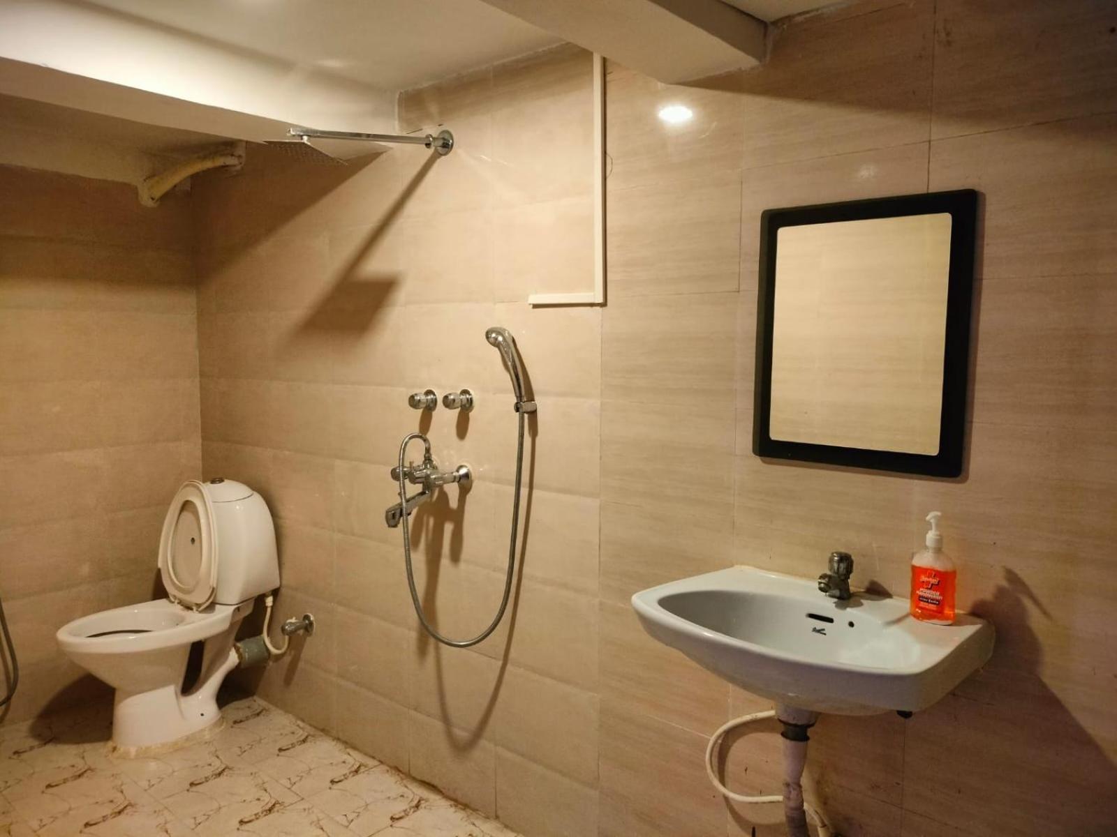 Hotel Ucs コルカタ エクステリア 写真